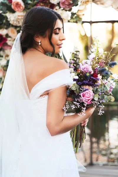 私は今日世界で一番幸せな女の子です。幸せな美しい若い花嫁のショット彼女の花束を保持しながら、彼女の結婚式の日に屋外でポーズ. — ストック写真