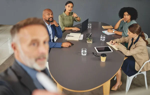 ¿Qué estamos mirando? Fotografía de un grupo de empresarios teniendo una reunión en una sala de juntas en el trabajo. —  Fotos de Stock