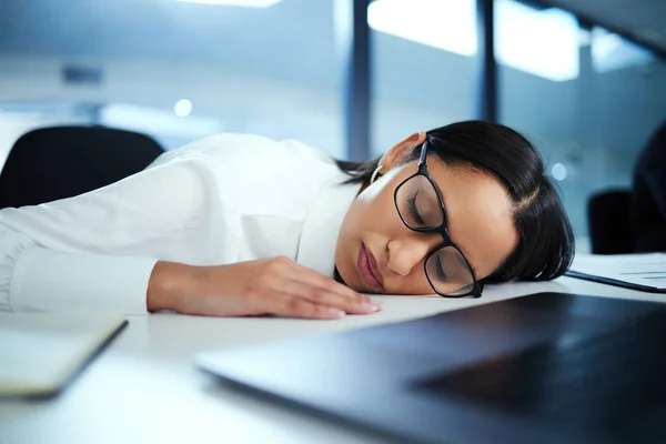 Je me repose juste un peu les yeux. Prise de vue d'une jeune femme d'affaires faisant une sieste à son bureau. — Photo
