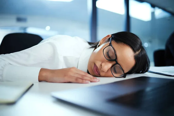 Jag vilar bara ögonen lite. Skjuten av en ung affärskvinna som tog en tupplur vid sitt skrivbord. — Stockfoto