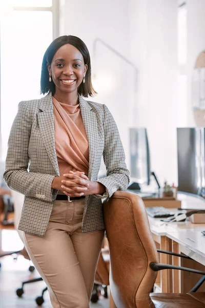 Succes is mijn enige doel. Gesneden portret van een aantrekkelijke volwassen zakenvrouw staan in haar kantoor. — Stockfoto