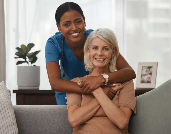 Mijn verpleegster, mijn verzorger, mijn metgezel. Schot van een arts die thuis voor een oudere vrouw zorgt.. — Stockfoto