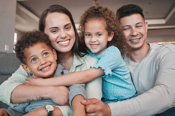 We hebben zoveel liefde te delen. Een foto van een jong gezin dat samen tijd doorbrengt thuis.. — Stockfoto