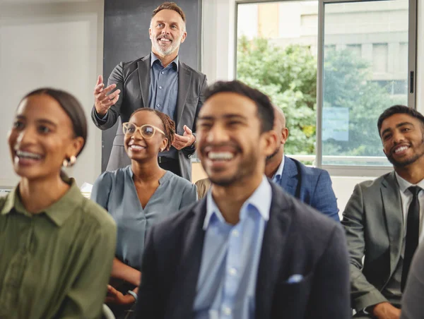 Ils apprécient toujours ses présentations. Prise de vue d'un groupe de gens d'affaires se réunissant dans une salle de conférence au travail. — Photo