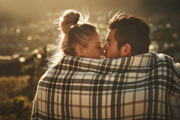Dieser Moment ist etwas ganz Besonderes. Aufnahme eines liebevollen Paares in eine Decke gehüllt, während es Zeit in der Natur verbringt. — Stockfoto