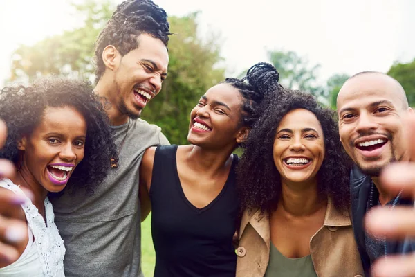 Lachen met vrienden is het beste soort lachen dat er is. Gehakte foto van vrienden die samen tijd doorbrengen buiten. — Stockfoto