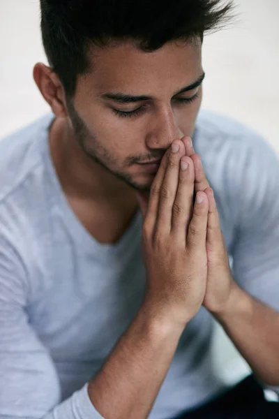 Donne-nous aujourd'hui notre pain quotidien. Prise de vue d'un jeune homme priant. — Photo