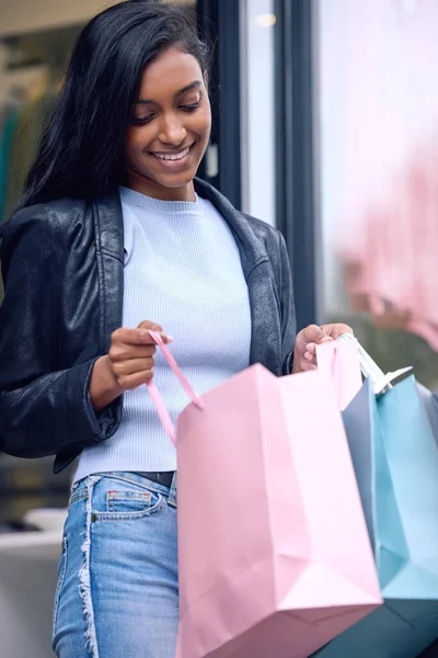 Acabo de hacer algunos tratos importantes. Foto de una hermosa joven disfrutando de un día de compras. —  Fotos de Stock