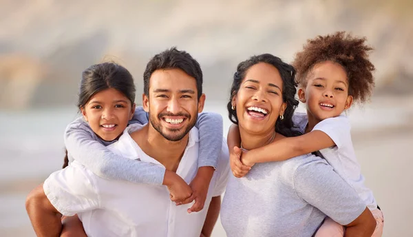 Для нас семья означает обнять друг друга. Снимок красивой молодой семьи из трех человек, проводящей день вместе на пляже. — стоковое фото