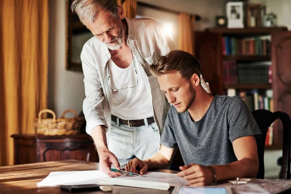 Vielleicht sollten Sie dies überdenken. Aufnahme von zwei Männern, die zu Hause gemeinsam an einem Projekt arbeiten. — Stockfoto