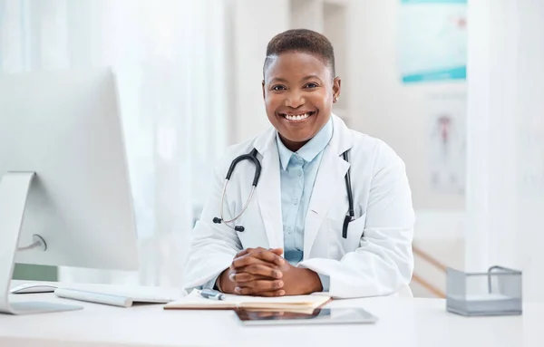 Ett yrke där kunskap, makt och hjärta möts. Porträtt av en ung läkare som arbetar på en läkarmottagning. — Stockfoto