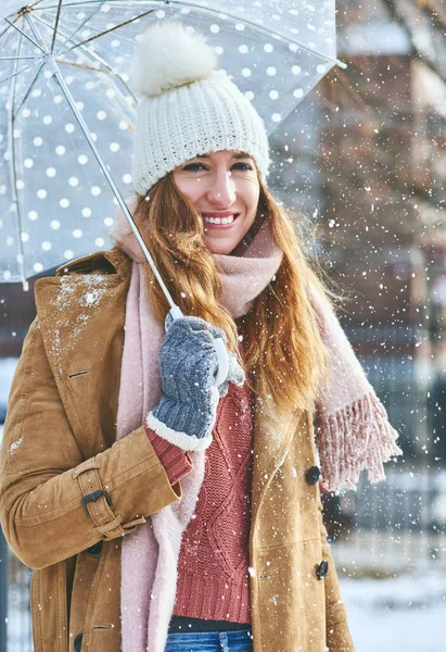 Todos adoram o verão, mas eu adoro o inverno. Retrato de uma jovem atraente gostando de estar na neve. — Fotografia de Stock