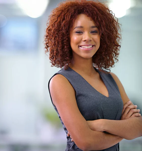 Naplněná sebedůvěrou. Portrét mladé afro-americké podnikatelky, která se sebevědomě usmívá do kamery. — Stock fotografie