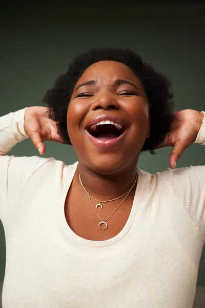 Vive, ríe, amor. Fotografía de una atractiva joven riendo mientras posaba sobre un fondo verde en el estudio. — Foto de Stock