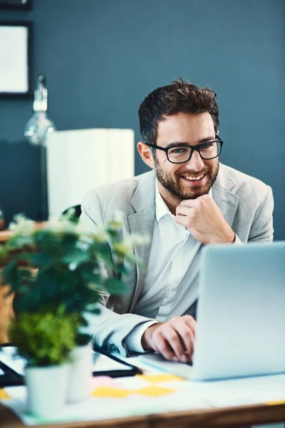 Tem sido um dia de sucesso até agora. Retrato de um jovem empresário trabalhando em um laptop em um escritório. — Fotografia de Stock