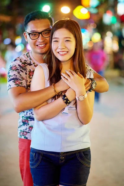 Vi blev kära i staden. Skjuten av ett lyckligt ungt par tillbringar natten ute i staden. — Stockfoto