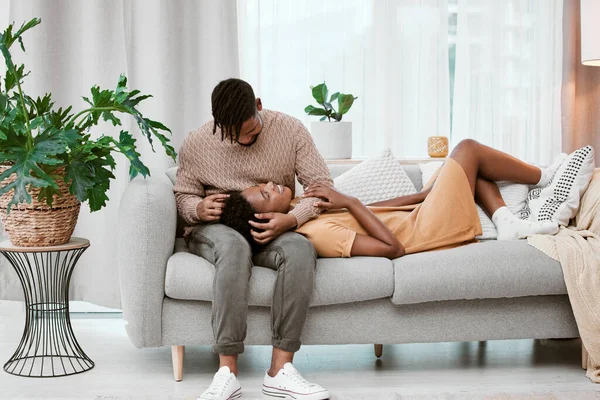 Il comfort è dove sei. Girato di una giovane coppia che si rilassa a casa. — Foto Stock