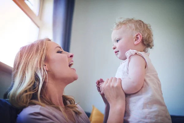 ¿Puedes decir mamá? Foto de una adorable niña vinculándose con su madre en casa. — Foto de Stock