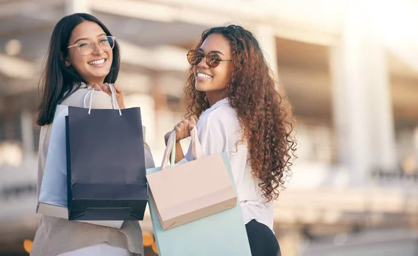 Mon assistant personnel. Portrait de deux jolies jeunes femmes debout dehors ensemble et collant tout en faisant du shopping dans la ville. — Photo