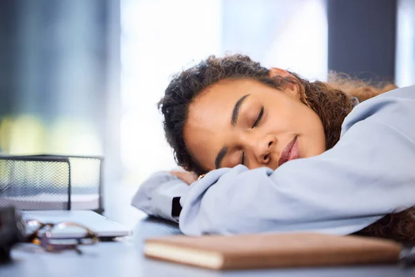 Descansa mientras puedas. Foto recortada de una atractiva joven empresaria durmiendo en su escritorio en la oficina. — Foto de Stock