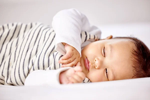 Está na hora de contar algumas ovelhas. Tiro de um bebê dormindo. — Fotografia de Stock