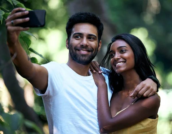 Ich kann mir mein Leben nicht ohne dich vorstellen. Aufnahme eines jungen Paares, das bei einem Date ein Selfie macht. — Stockfoto