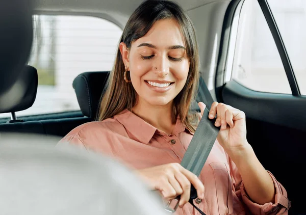 Säkerhet ger mig ett leende. Skjuten av en ung kvinna som spänner fast säkerhetsbältet i en bil. — Stockfoto