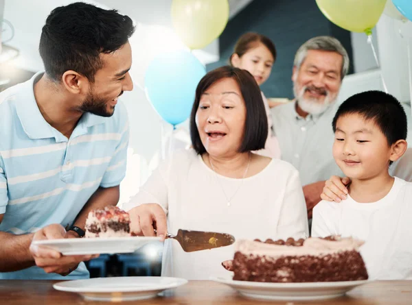 Jij bent mijn soort gek. Shot van een gelukkig gezin dat thuis een verjaardag viert. — Stockfoto