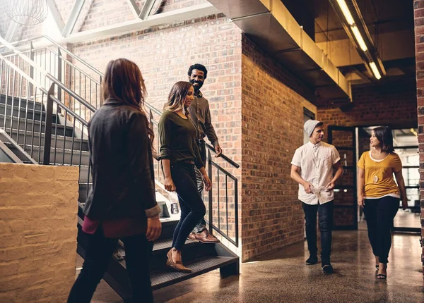 El ajetreo de la oficina. Largometraje de un grupo de jóvenes diseñadores caminando por sus pasillos de oficina. — Foto de Stock
