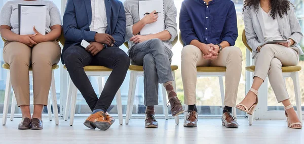 Por favor, espere a sua vez. Foto de perto de um grupo de empresários sentados na fila em um escritório. — Fotografia de Stock