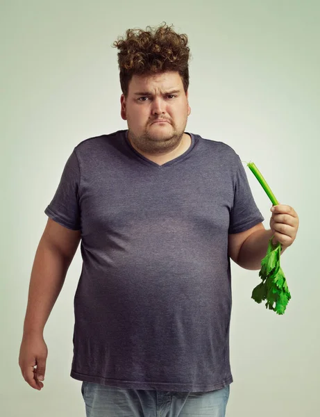 いやそれは要らない。セロリ棒を持っている不幸な太りすぎの男のショット. — ストック写真