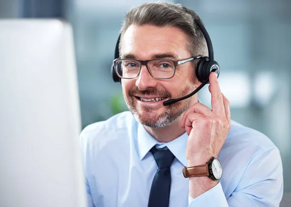 O agente de call center mais amigável. Tiro de um agente de call center maduro trabalhando em um escritório. — Fotografia de Stock