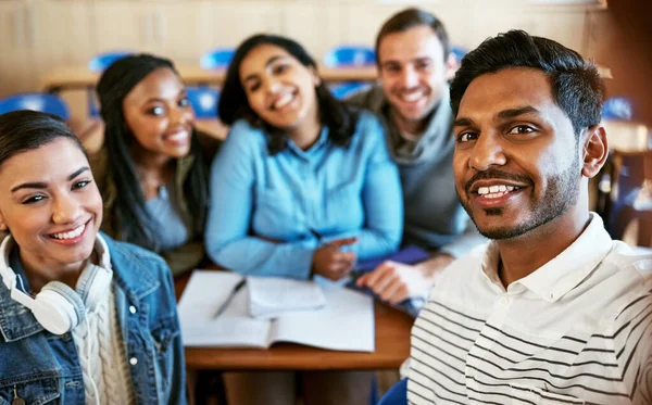 Vysoká je úžasná. Vystřižený portrét skupiny mladých vysokoškolských studentů sedících ve třídě. — Stock fotografie