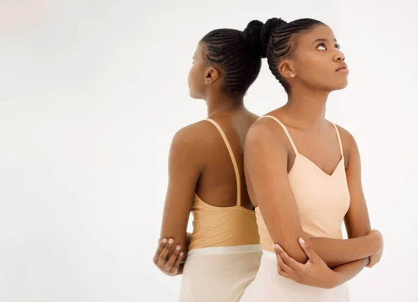 Estoy triste, pero no desesperada. Captura de estudio de una joven bailarina de ballet teniendo un día estresante en un estudio de baile. — Foto de Stock