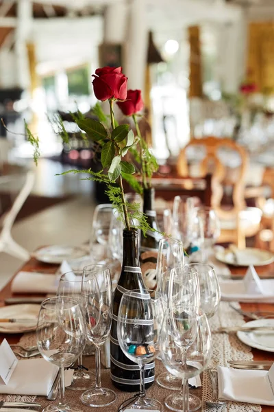 É um dia para comemorar. Tiro de uma mesa decorada em uma recepção de casamento. — Fotografia de Stock