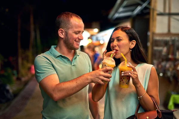 Gosto mais do teu. Tiro de uma mulher degustando seu smoothie maridos. — Fotografia de Stock