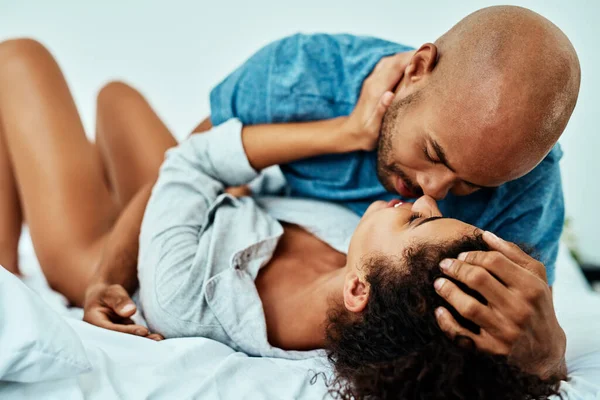 Je ne peux pas te résister. Plan recadré d'un jeune couple affectueux dans leur chambre. — Photo