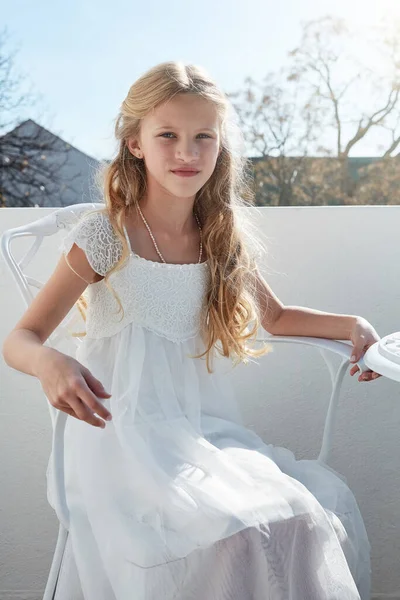 Se parece a la princesa que es. Retrato recortado de una niña vestida para una boda. —  Fotos de Stock