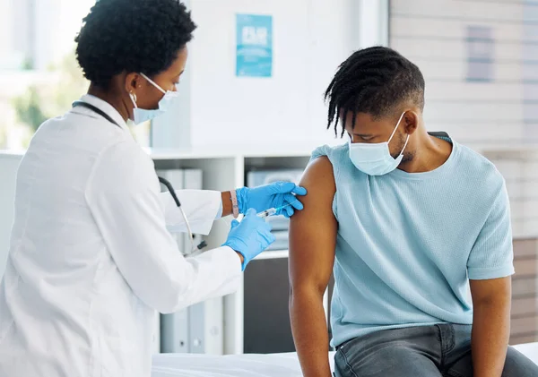 Dit vaccin zal snel beginnen. Schot van een arts die haar patiënt een injectie gaf. — Stockfoto