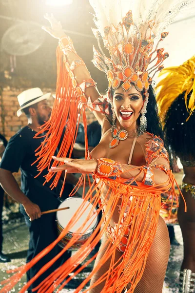 Låt rytmen föra bort dig. Beskuren porträtt av en vacker samba dansare som uppträder på Carnival med sitt band. — Stockfoto