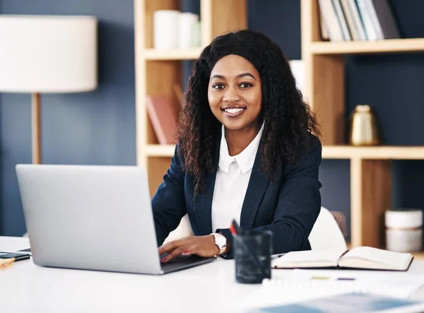 Ogni giorno e 'un giorno perfetto. Girato di una giovane donna d'affari che usa un computer portatile alla scrivania in un ufficio moderno. — Foto Stock