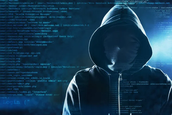 ¿Qué tan seguro estás en línea. Fotografía de un pirata informático no identificable posando sobre un fondo oscuro. — Foto de Stock