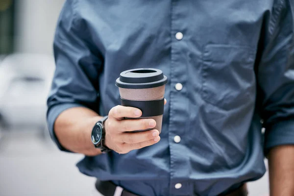 좀 쉬어. 잘 알지 못하는 사업가가 자신의 사무실에 서 있는 동안 잘 알려진 커피를 들고 있다가 총에 맞은 사진. — 스톡 사진