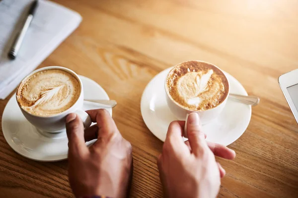 Kawa w dobrym towarzystwie. Zdjęcie dwóch niezidentyfikowanych mężczyzn pijących kawę w kawiarni.. — Zdjęcie stockowe