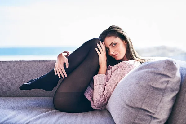 Sexiness is a state of mind. Full length shot of a young woman posing provocatively on a sofa. — Stock Photo, Image