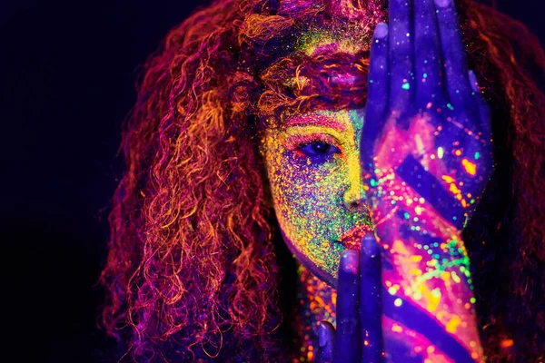 No puedes bloquear el color verdadero. Retrato recortado de una joven posando con pintura de neón en la cara. —  Fotos de Stock