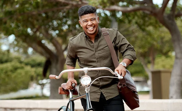 지속 가능성은 여러분으로부터 시작됩니다. 도시에서 자전거를 타고 있는 한 젊은 사업가의 사진. — 스톡 사진