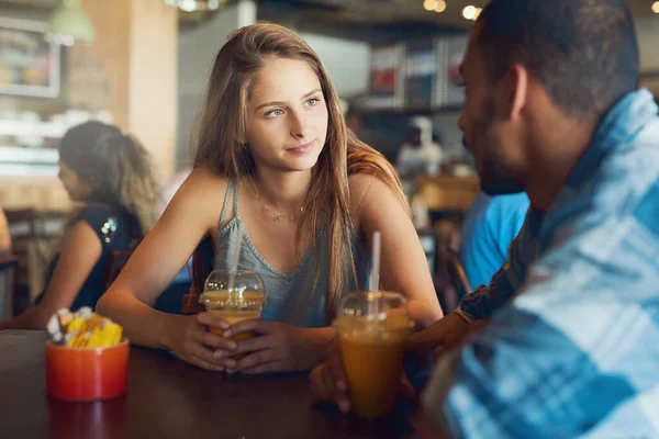 Tienen mucho de qué ponerse al día. Recorte de una joven pareja en una cita en un café. —  Fotos de Stock