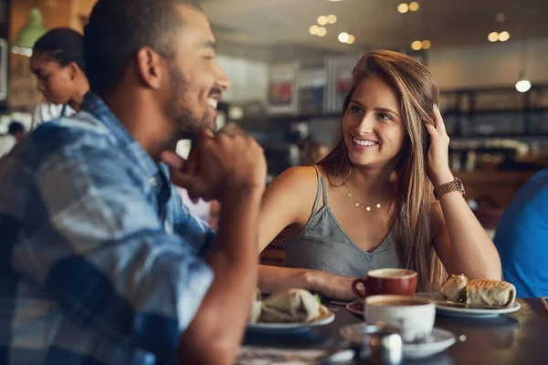 Sa transformation en un impressionnant premier rendez-vous. Coupé plan d'un jeune couple à un rendez-vous dans un café. — Photo