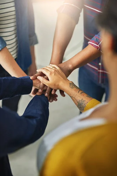 Förenade i kreativitetens namn. Skjuten av ett team oidentifierbara kreatörer stapla sina händer tillsammans på kontoret. — Stockfoto